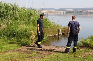 Gemeinsame Übung am Stausee