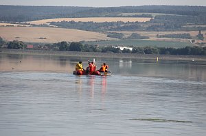 Gemeinsame Übung am Stausee