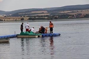 Gemeinsame Übung am Stausee