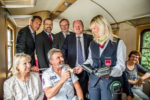 Interessierter Blick über die Schulter: HSB-Zugführerin Susanne Arnold verkauft das erste Ticket mit dem nagelneuen mobilen Serviceterminal.
