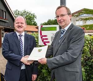 achsen-Anhalts Verkehrsminister Thomas Webel übergibt HSB-Geschäftsführer am Bahnhof Wernigerode Westerntor den Fördermittelbescheid.