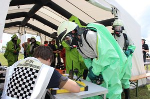 Gefahrgutzug &uuml;bte: Mit Chemikalienschutzanz&uuml;gen ausger&uuml;stete Kameraden werden registriert