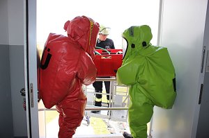 Gefahrgutzug &uuml;bte: Dichtmaterial wird &uuml;ber die Drehleiter in das betroffene Obergeschoss gebracht