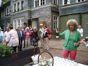 Landr&auml;tin Birgit Keller spendet den unerm&uuml;dlichen, ehrenamtlichen Mitgliedern des F&ouml;rdervereins f&uuml;r die t&auml;gliche Arbeitspause eine Sitzgruppe am Kutscherhaus
