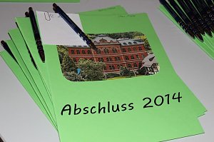 Feierlich Zeugnisse &uuml;bergeben