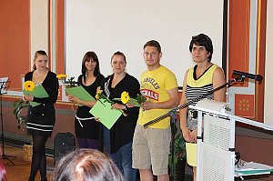 Feierlich Zeugnisse &uuml;bergeben