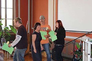 Feierlich Zeugnisse &uuml;bergeben