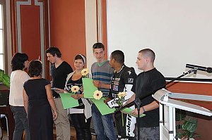 Feierlich Zeugnisse &uuml;bergeben