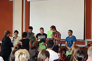 Feierlich Zeugnisse &uuml;bergeben