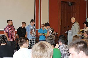 Feierlich Zeugnisse &uuml;bergeben
