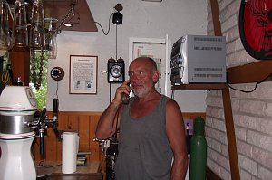Dietmar Junker hintern Biertresen am Telefon. Ein uraltes St&uuml;ck aus dem 1919. Noch heute ist es dank des 59-J&auml;hrigen noch voll funktionst&uuml;chtig. 