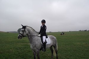 Julia Sophie Heck aus dem Erfurter Raum auf ihrem Pony Sommi. Die 14-J&auml;hrige ist amtierende Landesmeisterin im Dressurreiten Junioren U 14 Pony gegen Gro&szlig;pferd
