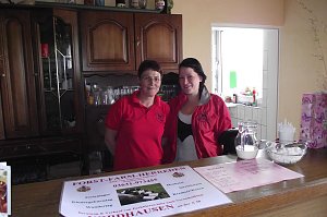 Im Bistro der Farm, das bis 120 Personen Platz bietet, stillen heute und morgen Karina Meyer und Bea Wendt am Zapfhahn durstige Kehlen, die es zahlreich geben wird.
