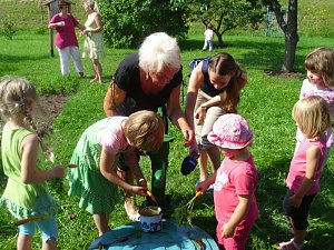 MDR H&ouml;rfunk in Gl&uuml;ckauf im Kita-Patenschaftsgarten
