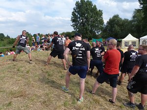 Tauziehen an der Helme