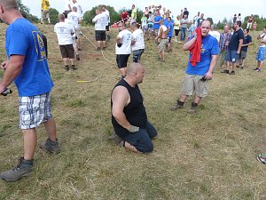 Tauziehen an der Helme