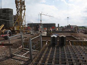 Stand der Dinge: Im Hintergrund zwei G&auml;rrestebeh&auml;lter