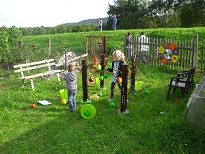 Spielenachmittag in Gartenanlage