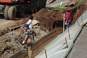 "Hochstra&szlig;e": Die Arbeiter haben alle H&auml;nde voll zu tun. 