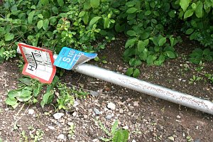 Schild umgebrochen