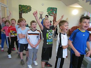 Bunte Sportspiele an einem grauen Regenfreitag