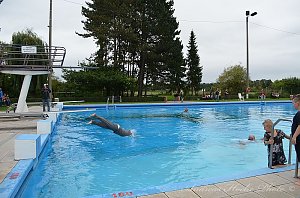 Abbaden im Greu&szlig;ner Freibad