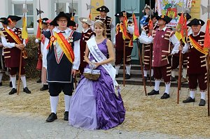 Hausm&auml;nner laden zum Bauernmarkt ein