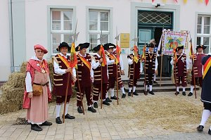 Hausm&auml;nner laden zum Bauernmarkt ein