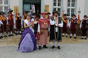 Hausm&auml;nner laden zum Bauernmarkt ein