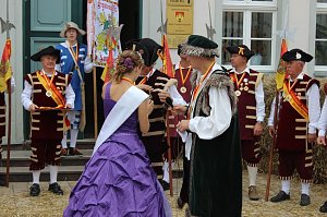 Hausm&auml;nner laden zum Bauernmarkt ein