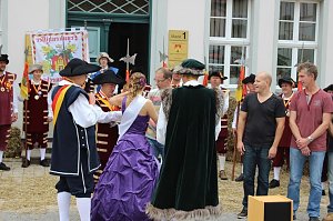 Hausm&auml;nner laden zum Bauernmarkt ein