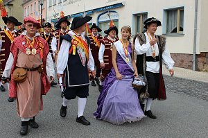 Hausm&auml;nner laden zum Bauernmarkt ein