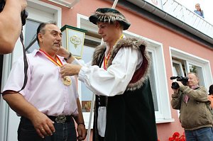 Hausm&auml;nner laden zum Bauernmarkt ein