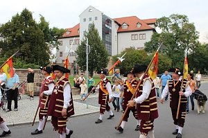 Hausm&auml;nner laden zum Bauernmarkt ein