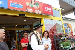 Hausm&auml;nner laden zum Bauernmarkt ein