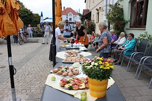 Hausm&auml;nner laden zum Bauernmarkt ein