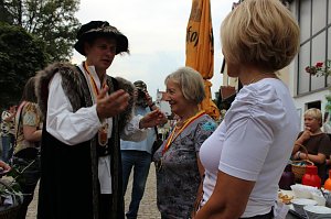 Hausm&auml;nner laden zum Bauernmarkt ein