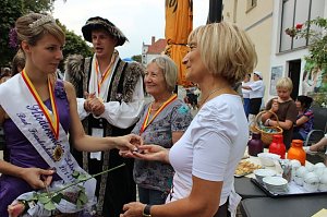 Hausm&auml;nner laden zum Bauernmarkt ein