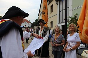 Hausm&auml;nner laden zum Bauernmarkt ein