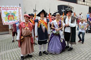 Hausm&auml;nner laden zum Bauernmarkt ein