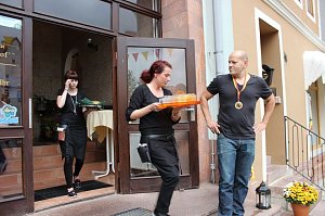 Hausm&auml;nner laden zum Bauernmarkt ein