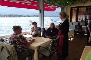 Reinhard�Penzler�mit Ehefrau�Elenore�und Renate Kohlheim auf der Seeterrasse des Hotels Wei&szlig;es R&ouml;ssl am Wolfgangsee.
