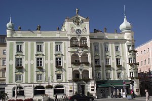 Das Glockenspiel am Rathaus der attraktiven�Stadt��Gmunden�geh&ouml;rte zu den Sehensw&uuml;rdigkeiten der Reise.