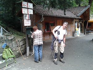  Katrin Behrend und Oliver Mieth rund 24 Stunden sp&auml;ter am vorletzten Stempel, 178, im Hirschgrund unterhalb der Ro&szlig;trappe, km 95