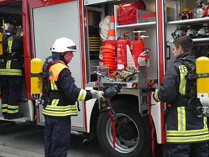 Feuerwehr&uuml;bung bei der Sparkasse