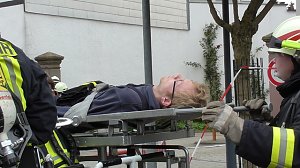 Feuerwehr&uuml;bung bei der Sparkasse