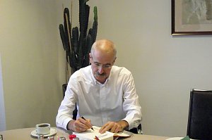 Sergej Lochthofen gestern bei der Signierung seines neuen Romans Grau. Verdient machte sich die Kreissparkasse. Sie hatte zur Lesung  innerhalb ihrer Kulturtage eingeladen.