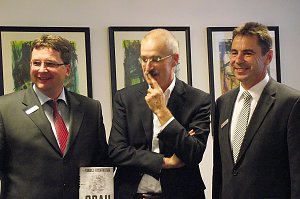 Vorstandsvorsitzender der Kreissparkasse Wolfgang Asche (rechts) und Thomas Seeber, Mitglied des Vorstandes, pr&auml;sentieren mit Sergej Lochthofen  (Mitte) dessen neuen Roman Grau.