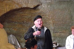 Kammers&auml;nger Willi Arnold aus Etzelsrode stimmte ein Weinlied an.