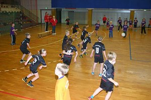 Zweifelderball in der Ballspielhalle